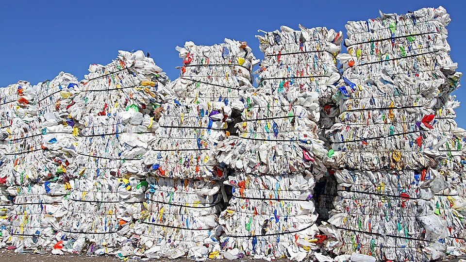 Стопки полиэтиленовых пакетов на заводе по переработке отходов